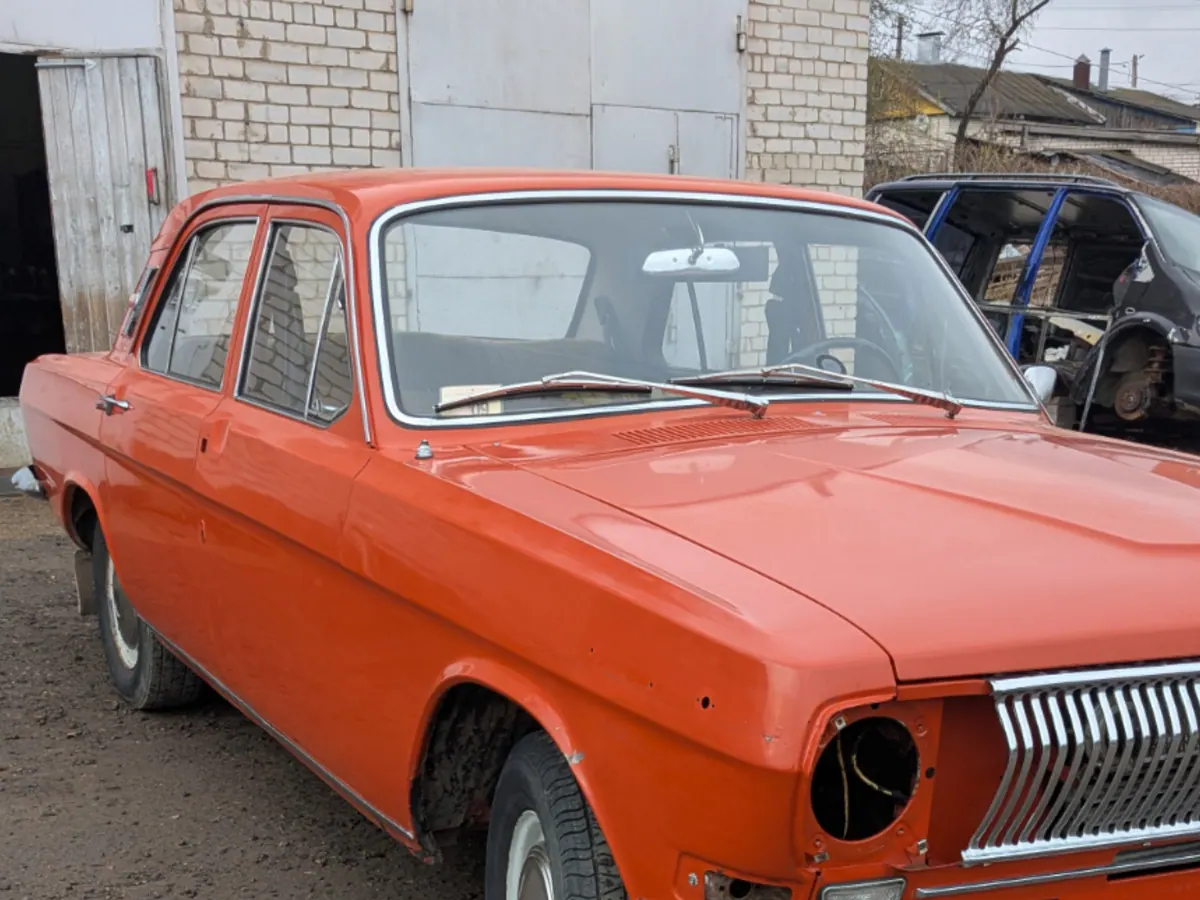 ГАЗ-24 Волга у сервиса после восстановления кузова