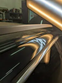 Стойка Volvo под контрольным PDR-светом до ремонта